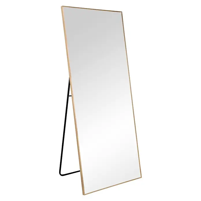 Standspiegel Mira - 70 x 170 cm, Eckig, Gold - Standspiegel mit hellem Holzrahmen und schwarzem Metallfuß, zurückgelehnt.