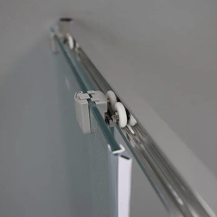 Kiamami Valentina Eckdusche - 900 x 900 x 1.850 cm, Matt, Stärke: 6 mm - Schiebetürmechanismus aus Glas mit weißen Rollen, grauer Klammer am Glaspanel und metallischer Oberschiene.