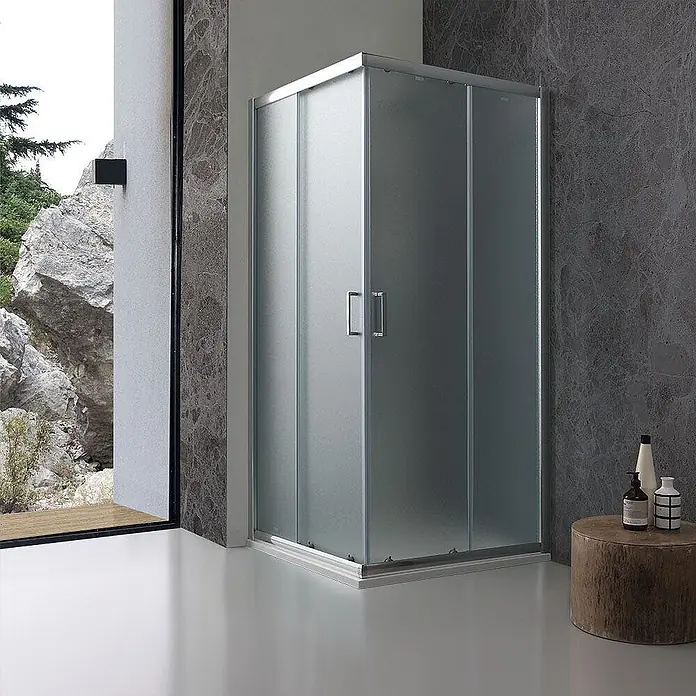 Kiamami Valentina Eckdusche - 900 x 900 x 1.850 cm, Matt, Stärke: 6 mm - Eck-Duschkabine mit mattierten Glasscheiben und silbernem Rahmen, Schiebetüren, in modernem Badezimmer.