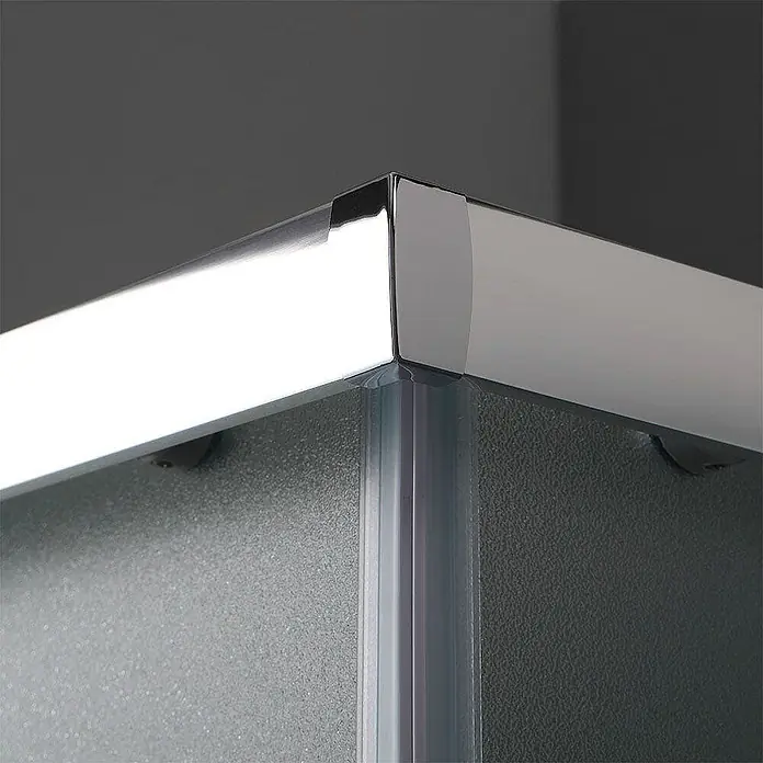 Kiamami Valentina Eckdusche - 900 x 900 x 1.850 cm, Matt, Stärke: 6 mm - Chromrahmen-Ecke einer Duschkabine mit mattierten Glaspaneelen und klarer Dichtung.