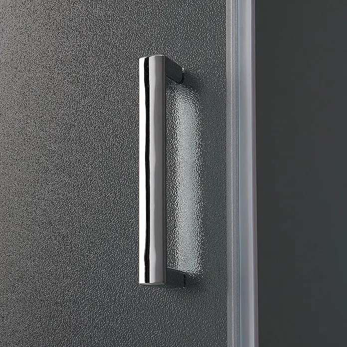 Kiamami Valentina Eckdusche - 900 x 900 x 1.850 cm, Matt, Stärke: 6 mm - Vertikaler Chromgriff an einer strukturierten Duschkabinentür mit Glaskante.