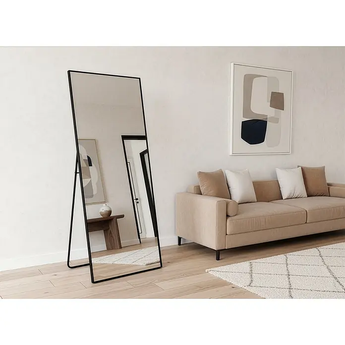 Standspiegel Mira - 70 x 170 cm, Eckig, Schwarz - Schwarz gerahmter Ganzkörperspiegel in einem modernen Wohnzimmer, der Teile des Raumes reflektiert.