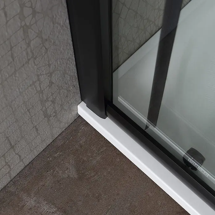 Kiamami Valentina Eckdusche - 900 x 900 x 1.900 cm, Transparent, Stärke: 6 mm - Schwarz gerahmte Glasduschtür auf weißer Duschwanne, vor strukturierter Wand.