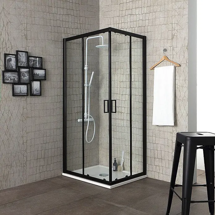 Kiamami Valentina Eckdusche - 900 x 900 x 1.900 cm, Transparent, Stärke: 6 mm - Schwarze Eckduschkabine mit klarem Glas und weißen Armaturen in einem modernen Badezimmer.