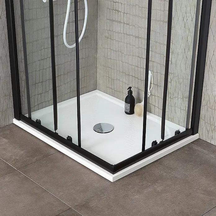 Kiamami Valentina Eckdusche - 900 x 900 x 1.900 cm, Transparent, Stärke: 6 mm - Weiße Duschwanne mit schwarz gerahmter Glas-Duschkabine.