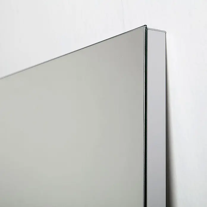 Kiamami Valentina Wandspiegel - 20 x 700 cm, Farblos - Nahaufnahme der Kante eines modernen Spiegels mit reflektierender Oberfläche und hellgrauem Rahmen.