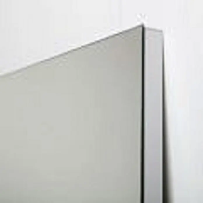 Kiamami Valentina Wandspiegel - 20 x 700 cm, Farblos - Detaillierte Ansicht der Ecke eines rechteckigen Spiegels mit schlankem Metallrahmen.