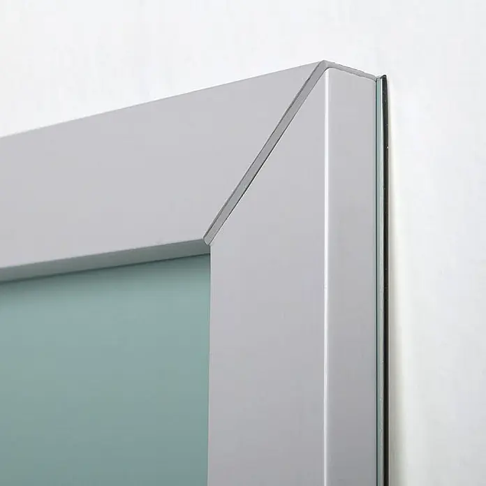 Kiamami Valentina Wandspiegel - 20 x 700 cm, Farblos - Silbriger Bilderrahmen-Eck mit Glas und hellblau-grünem Einsatz.