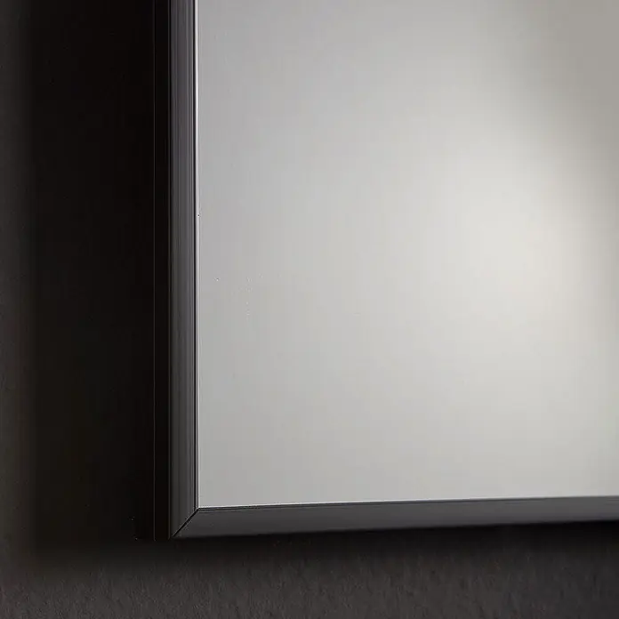 Kiamami Valentina Wandspiegel - 20 x 800 cm, Schwarz - Schwarzgerahmter Spiegel mit hellgrauer, reflektierender Oberfläche.