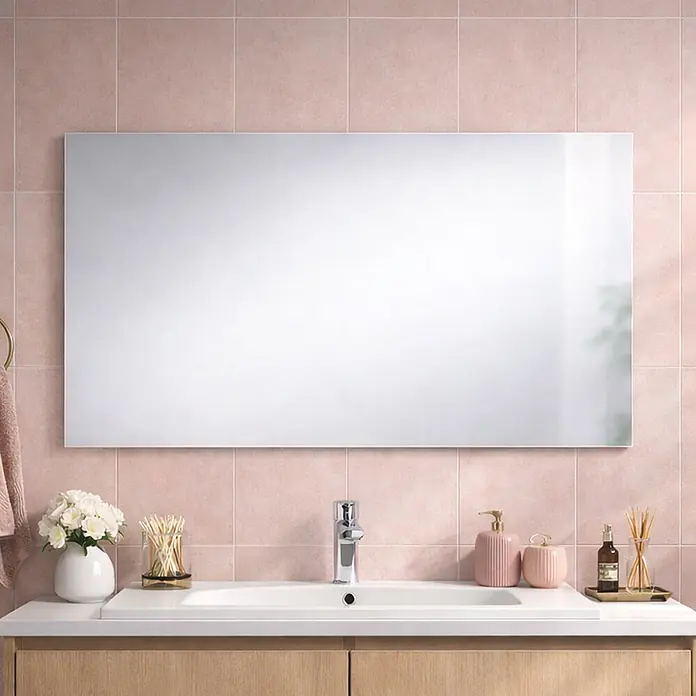 Kiamami Valentina Wandspiegel - 20 x 600 cm, Farblos - Großflächiger Rechteckspiegel über einem Badezimmerwaschbecken, der Licht reflektiert.