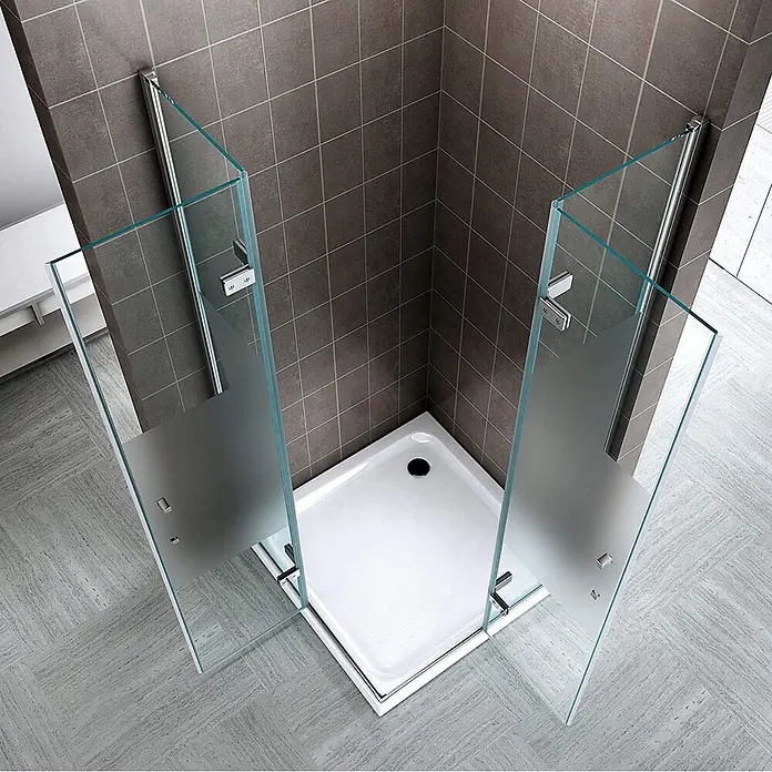 i-flair Eckdusche Matilde 120x90x180 cm - Beschichtet, Silber, Stärke: 6 mm - Moderne Glasdusche mit satinierten Scheiben und weißer Duschwanne, in einer gefliesten Badezimmer-Ecke installiert.