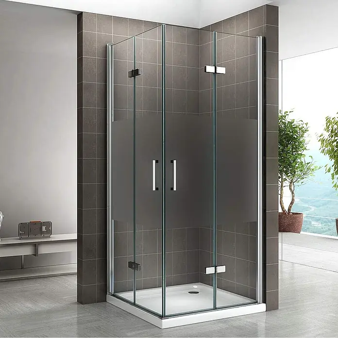 i-flair Eckdusche Matilde 120x90x180 cm - Beschichtet, Silber, Stärke: 6 mm - Eckduschkabine mit klaren und satinierten Glasscheiben, Chromarmaturen und weißer Duschwanne, in einem gefliesten Bad installiert.