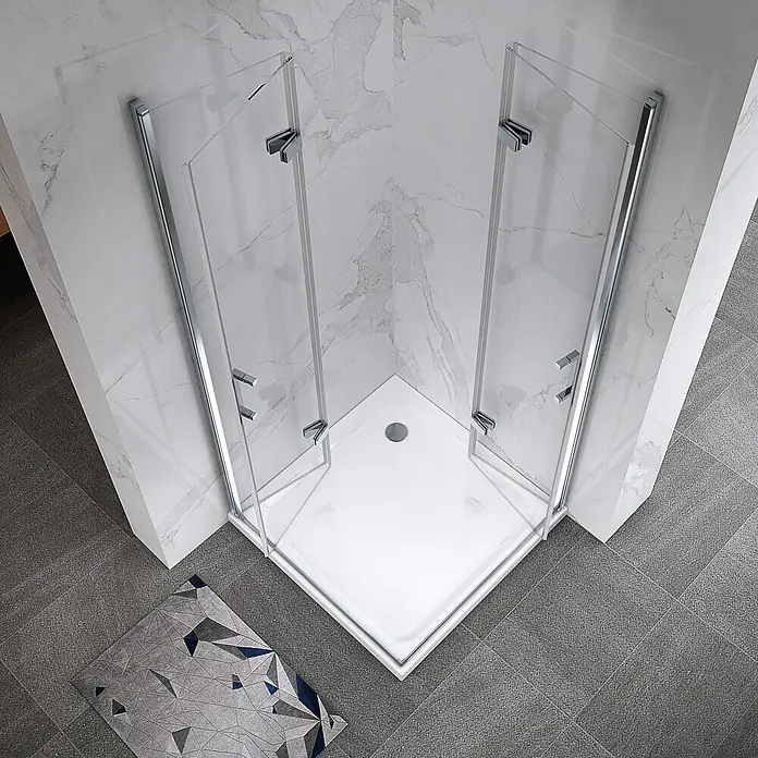 i-flair Eckdusche Matilde 80x90x180 cm - Beschichtet, Silber, Stärke: 6 mm - Eckduschkabine mit Klarglastüren, Chromrahmen und weißer Duschwanne, in einer Badezimmerecke installiert.