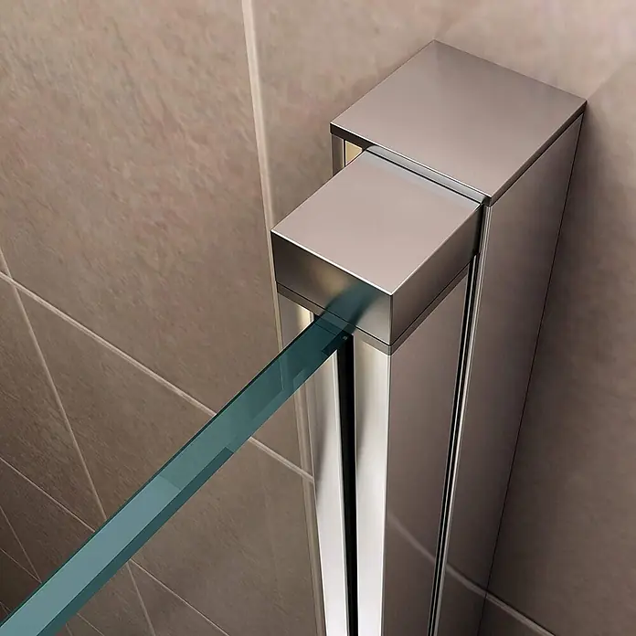i-flair Eckdusche Matilde 120x90x180 cm - Beschichtet, Silber, Stärke: 6 mm - Polierter Metall-Duschwandrahmen mit klarer Glasscheibe, an einer gefliesten Wand montiert.