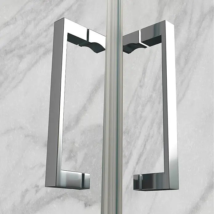 i-flair Eckdusche Matilde 80x90x180 cm - Beschichtet, Silber, Stärke: 6 mm - Paar verchromter Duschgriffe an einer Glastür, vor einer hellen Marmorwand.