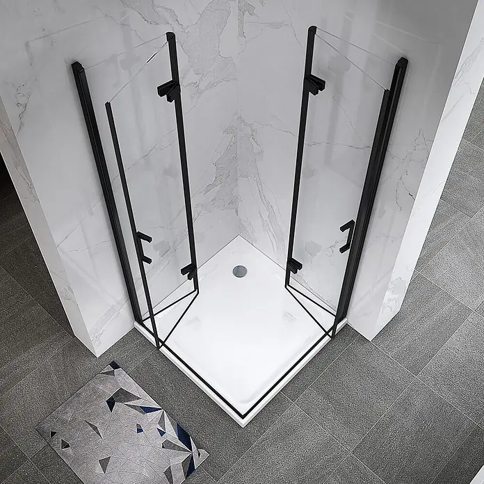 i-flair Eckdusche Matilde 80x90x180 cm - Beschichtet, Schwarz, Stärke: 6 mm - Eckduschkabine mit schwarzem Rahmen und klaren Glaspaneelen, auf einer weißen Duschwanne installiert.