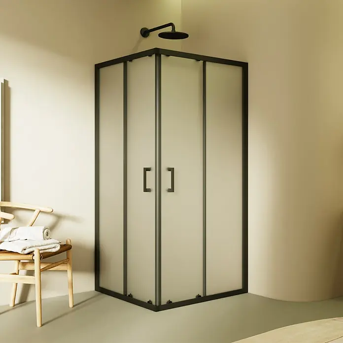 i-flair Eckdusche DK79FR80x90 - Beschichtet, Schwarz, Stärke: 6 mm - Eckduschkabine mit schwarzem Rahmen und mattierten Glaspaneelen in einem modernen Badezimmer.