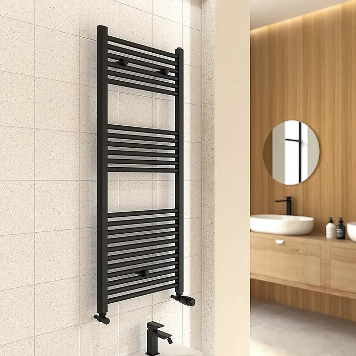 Kiamami Valentina Badheizkörper - B x H: 100 x 770 mm, Schwarz - Schwarzer vertikaler Handtuchheizkörper an gefliester Badezimmerwand. Modernes Design zum Heizen und Trocknen von Handtüchern.