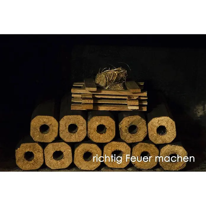 HOLZBRX Holzbriketts HOLZBRX ® Pini Kay Premium Buchenholzbriketts 960kg Palette - Buche, 960 kg - Gestapelte Holzbriketts mit Anzündholz und Stroh in einem dunklen Kamin, bereit zum Anzünden.