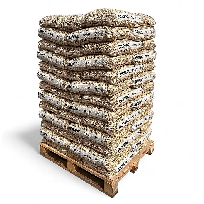 Biomac Holzpellets BIOMAC TOP A1, ENplus-A1 6mm, 975 kg Palette (65 Säcke a 15kg) - 975 kg - Gestapelte Säcke mit hellen Holzpellets auf einer Holzpalette.