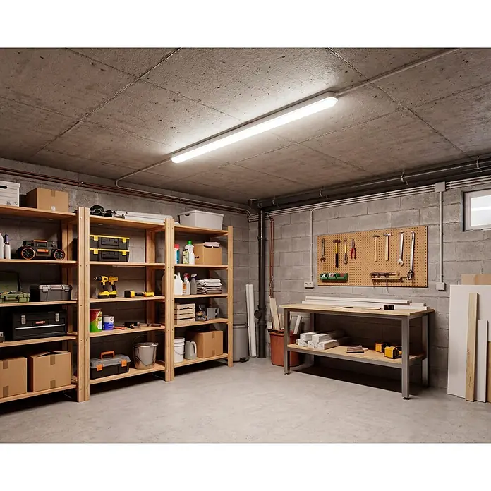 Voltolux LED-Feuchtraumlichtleiste mit Mikrowellensensor - L x B x H: 150 x 9,2 x 6 cm, Lichtfarbe: Neutralweiß, 48 W, IP65 - Ein ordentlicher Keller oder eine Garage mit Holzregalen, Werkbank und Werkzeugen, beleuchtet von einer Deckenleuchte.