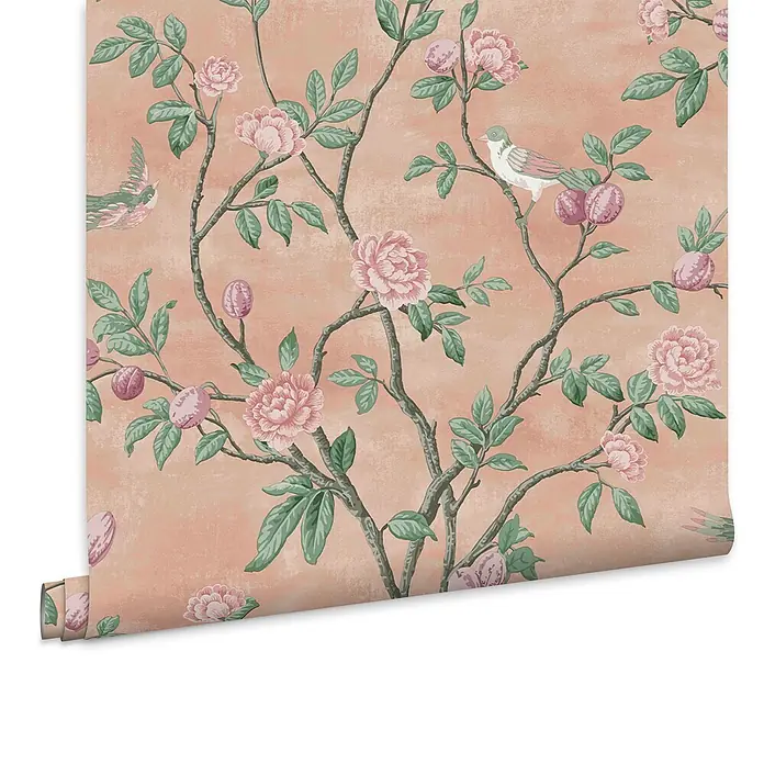Laura Ashley Vliestapete Hagebuttenspur - Rosa, Floral, 1.000 x 52 cm - Tapetenrolle mit pfirsichfarbenem Chinoiserie-Muster aus Vögeln, rosa Blüten und Früchten auf Ästen.