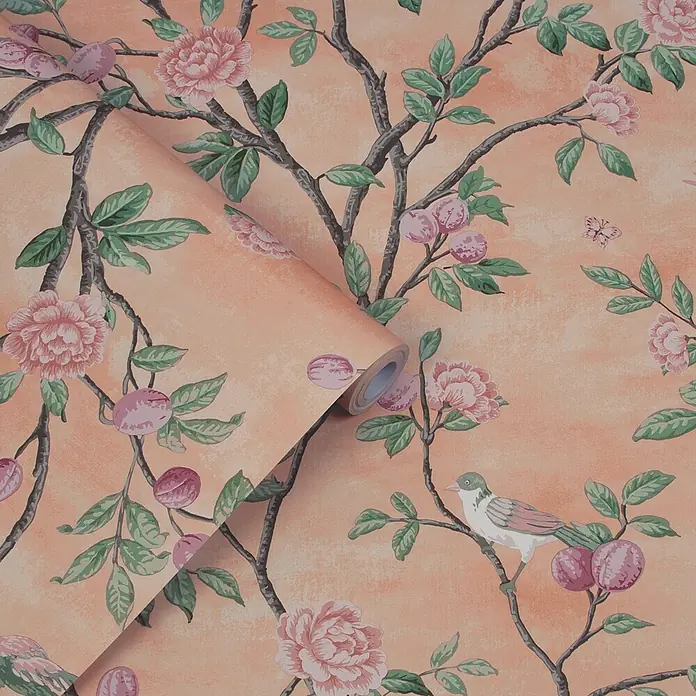 Laura Ashley Vliestapete Hagebuttenspur - Rosa, Floral, 1.000 x 52 cm - Gerollte, pfirsichfarbene Tapete mit einem Chinoiserie-Muster aus Ästen, rosa Blüten, lila Früchten, einem Vogel und einem Schmetterling.