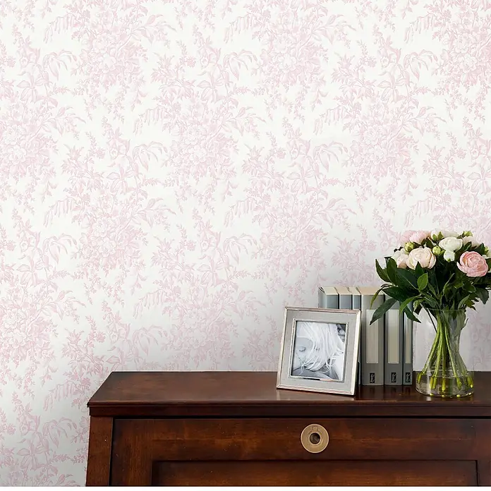 Laura Ashley Vliestapete Vliestapete Picardie - Rosa/Weiß, Floral - Zarte rosa Blumenmuster-Tapete, die eine Zimmerwand schmückt.