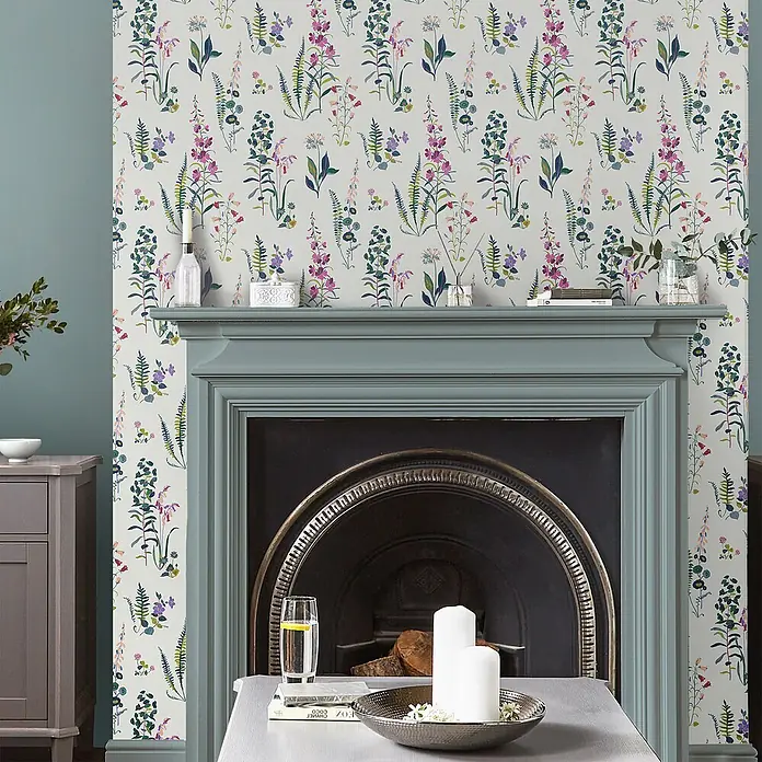 Laura Ashley Vliestapete Meadowvale - Lila, Floral, 1.000 x 52 cm - Blumentapete mit Wildblumen und Farnen in verschiedenen Farben an einer Wand.