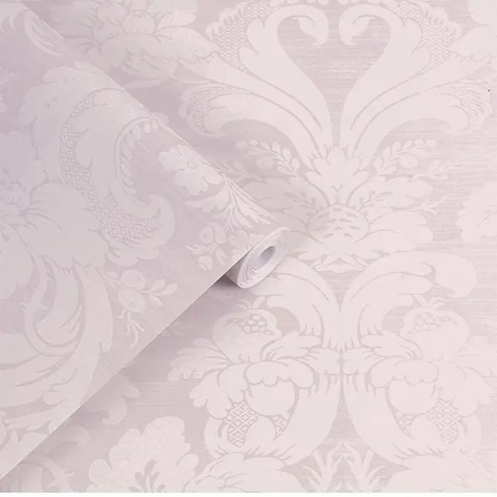 Laura Ashley Vliestapete Vliestapete Martigues Damast - Lila/Violett, Floral, 10 x 0,52 m - Hellegraue Damast-Tapetenrolle, teilweise ausgerollt, um ihr kunstvolles Design zu zeigen.