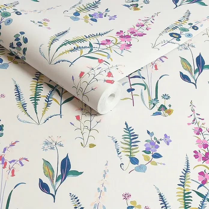 Laura Ashley Vliestapete Meadowvale - Lila, Floral, 1.000 x 52 cm - Weiße Tapete mit lebhaftem Blumen- und Botanikmuster in Rosa, Lila, Blau, Grün und Gelb, als teilweise abgerollte Rolle dargestellt.