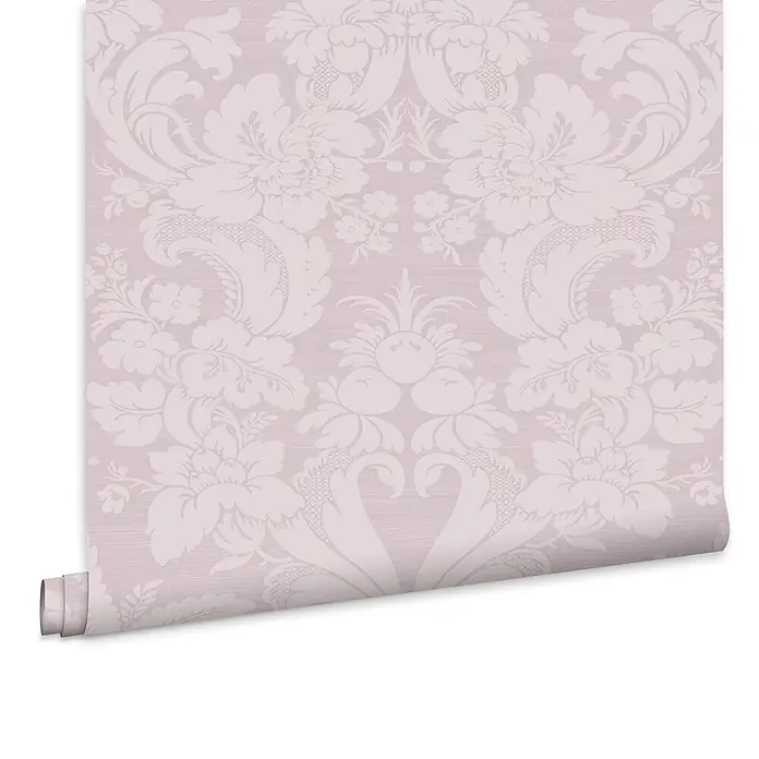 Laura Ashley Vliestapete Vliestapete Martigues Damast - Lila/Violett, Floral, 10 x 0,52 m - Hellrosa Tapete mit weißem Damast-Blumenmuster, teilweise abgerollt.