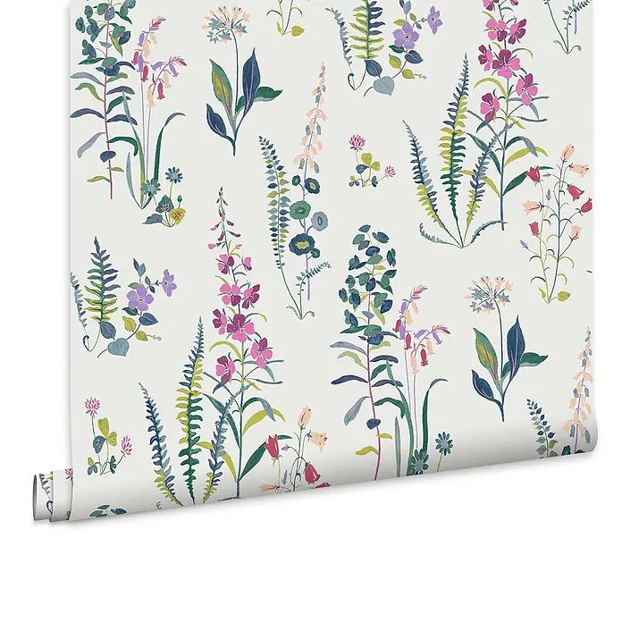Laura Ashley Vliestapete Meadowvale - Lila, Floral, 1.000 x 52 cm - Teilweise abgerollte Tapetenrolle mit lebhaftem Blumen- und Farnmuster.