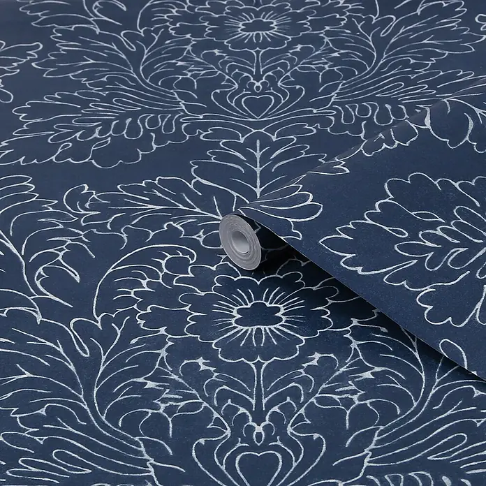 Laura Ashley Vliestapete Silchester - Blau, Floral, 1.000 x 52 cm - Dunkelblaue Tapete mit weißem floralem Damastmuster, teilweise abgerollt.