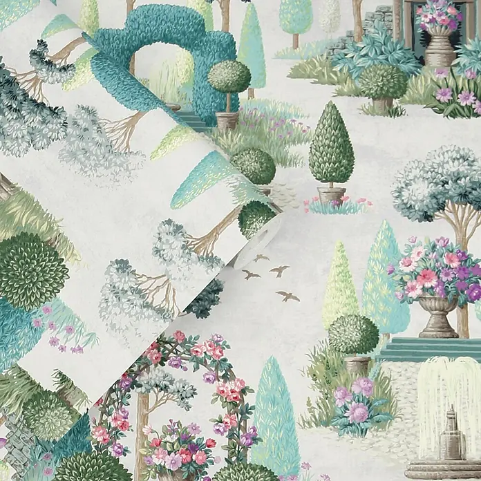 Laura Ashley Vliestapete Vliestapete Naunton Folly - Grün, Floral, 10 x 0,52 m - Eine Tapetenrolle mit einem illustrierten Gartenmotiv, das Formschnittgehölze, Bögen und blühende Pflanzen in sanften Grün- und Rosatönen zeigt.