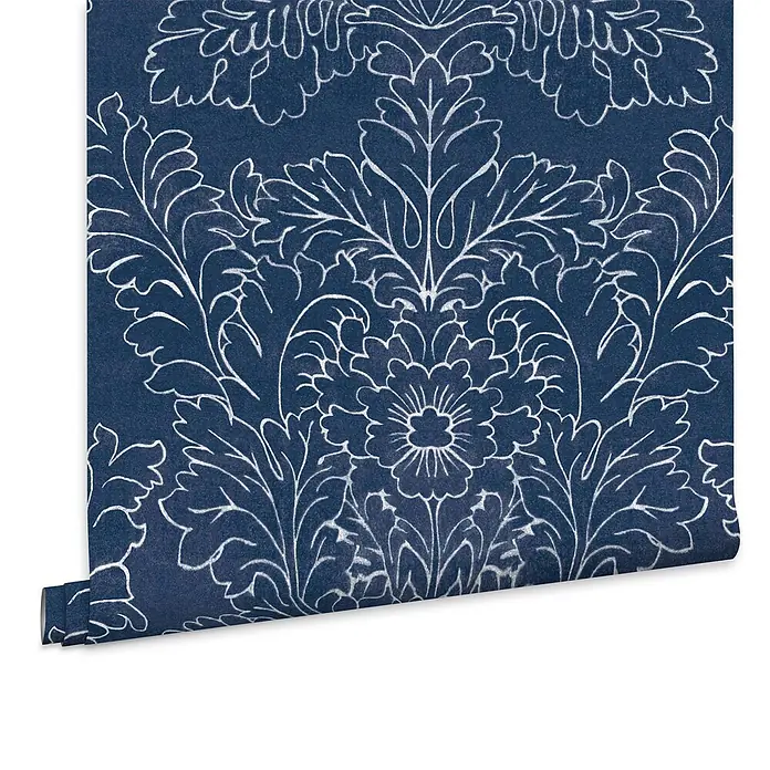 Laura Ashley Vliestapete Silchester - Blau, Floral, 1.000 x 52 cm - Rolle blaue Tapete mit weißem floralen Damastmuster, teilweise abgerollt.