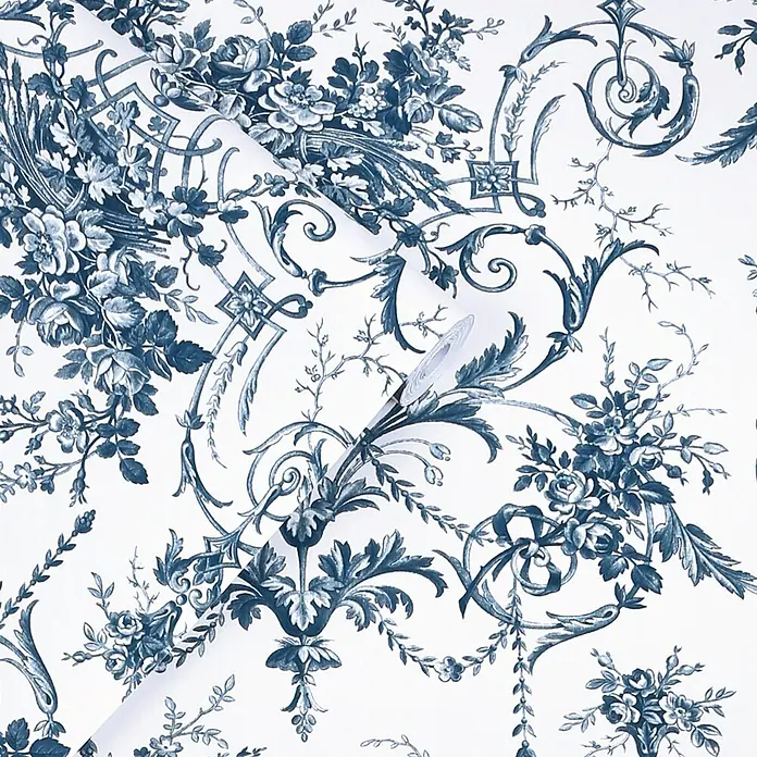 Laura Ashley Vliestapete Tuileries Französisch - Blau, Floral, 1.000 x 52 cm - Blau-weiße Toile-Blumentapete mit aufwändigen Rankenmustern, gerollt dargestellt.
