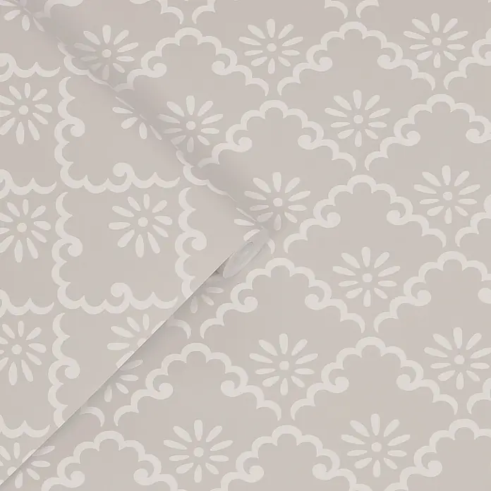 Laura Ashley Vliestapete Coralie - Grau, Floral, 1.000 x 52 cm - Helle beige Tapete mit weißem Blumen- und Muschelwellenmuster.