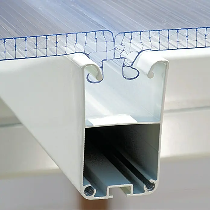 Solid Elements Terrassenüberdachung Martina - B x T: 1.220 x 300 cm, Verkehrsweiß, Polycarbonat, Transparent - Detailansicht eines Polycarbonat-Plattensystems mit Aluminiumprofil für Terrassenüberdachungen. Robuste und langlebige Konstruktion.