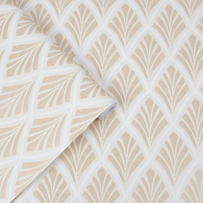 Laura Ashley Vliestapete Florin Art Deco - Gold, Floral, 1.000 x 52 cm - Beige-cremefarbene Art-déco-Fächertapetenrolle, teilweise ausgerollt, um das Muster zu zeigen.