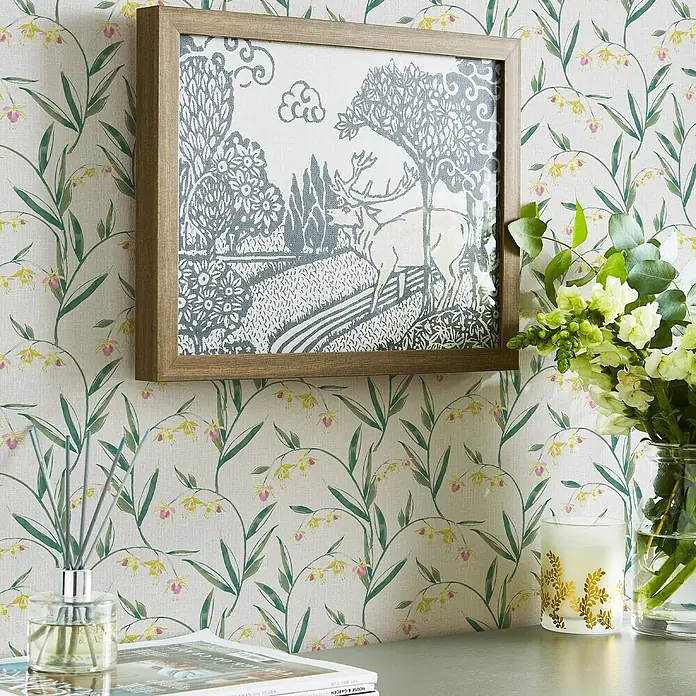 Laura Ashley Vliestapete Fuchsienblüten - Grau, Floral, 1.000 x 52 cm - Gerahmter Kunstdruck mit Holzrahmen, graues und weißes Hirsch- und Naturszenenmotiv, auf floraler Tapete.
