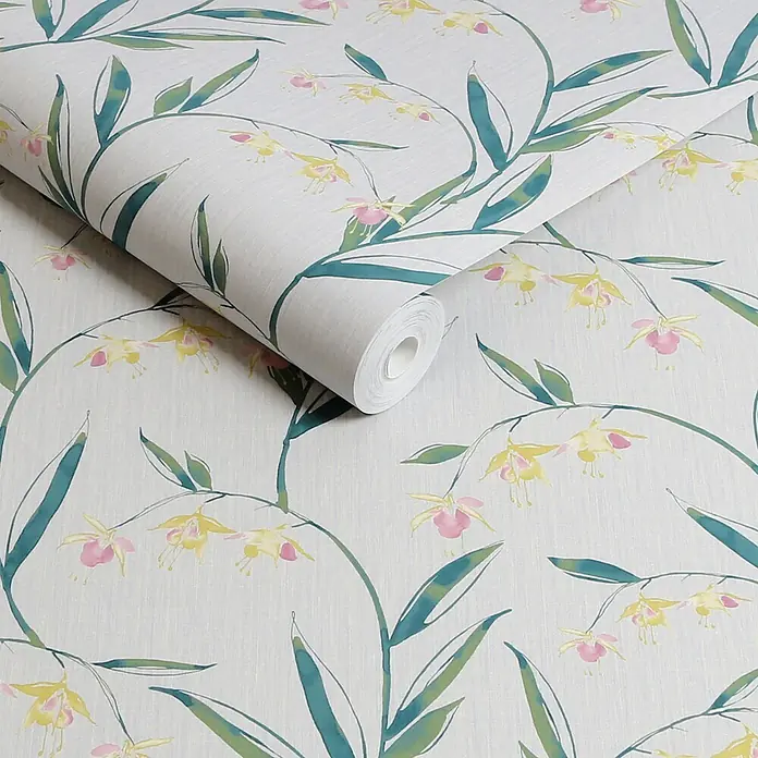 Laura Ashley Vliestapete Fuchsienblüten - Grau, Floral, 1.000 x 52 cm - Tapetenrolle mit hellem, strukturiertem Hintergrund, türkisfarbenen Blättern und gelben, glockenförmigen Blüten mit rosa Mitte.