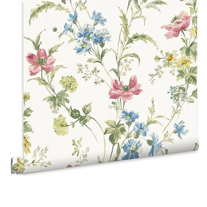 Laura Ashley Vliestapete Mohnwiese - Mehrfarbig, Floral, 1.000 x 52 cm - Tapetenrolle: Florales Aquarellmuster mit rosa, blauen, gelben Blumen und grünem Laub auf hellem Grund, teilweise abgerollt.