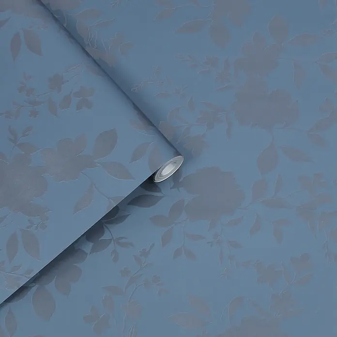 Laura Ashley Vliestapete Westbourne - Blau, Floral, 1.000 x 52 cm - Teilweise abgerollte blaue Tapete mit geprägtem Blumenmuster.