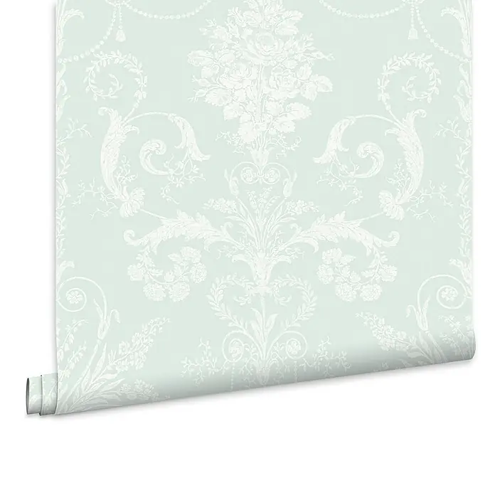Laura Ashley Vliestapete Vliestapete Josette Damast - Blau, Ornament, 10 x 0,52 m - Teilweise abgerollte Tapetenrolle mit weißem Blumen- und Damastmuster auf hellminzgrünem Hintergrund.