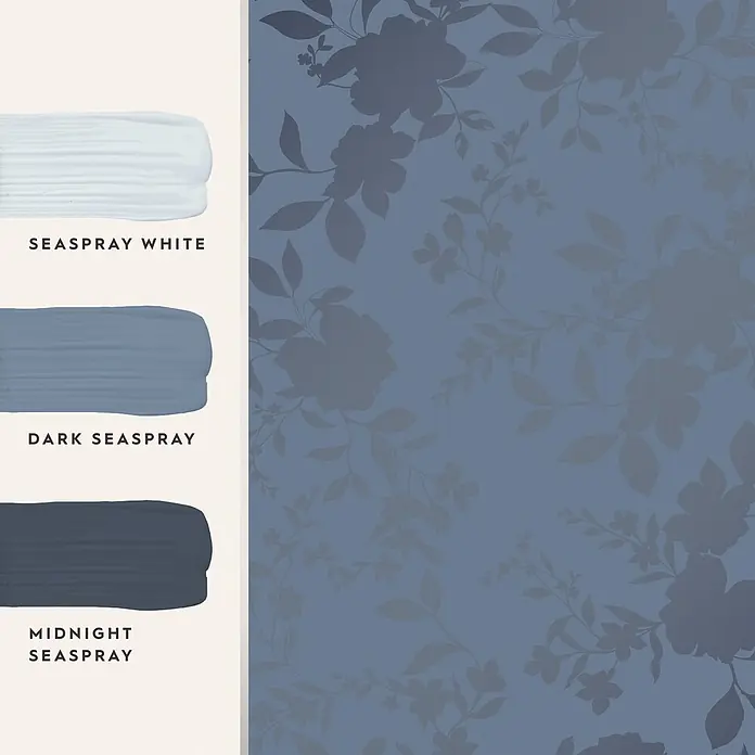 Laura Ashley Vliestapete Westbourne - Blau, Floral, 1.000 x 52 cm - Eine blau-graue Farbpalette mit hellen, mittleren und dunklen Farbmustern, neben einer Wand mit passendem, dezentem Blumenmuster.