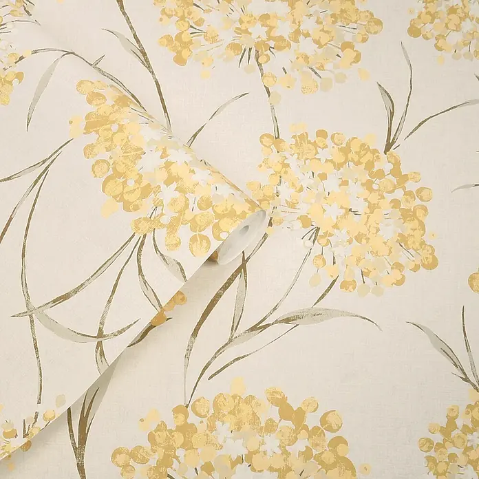 Laura Ashley Vliestapete Giselle Blumen - Gelb/Ocker, Floral, 1.000 x 52 cm - Florale Tapete in Gelb, Gold und Grau, mit einem teilweise abgerollten Abschnitt, der die Textur zeigt.