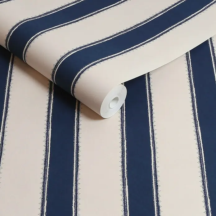 Laura Ashley Vliestapete Vliestapete Denwick - Blau, Ornament, 10 x 0,52 m - Abgerollte Tapete mit marineblauen Streifen und Zierrändern auf hellem Hintergrund.