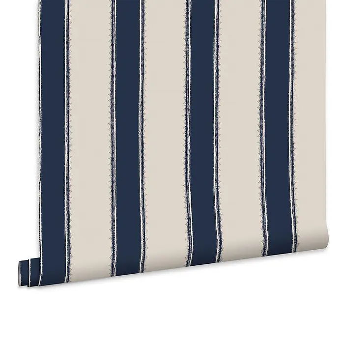 Laura Ashley Vliestapete Vliestapete Denwick - Blau, Ornament, 10 x 0,52 m - Tapetenrolle mit marineblauen und cremefarbenen vertikalen Streifen, mit strukturierten Kanten der blauen Streifen.