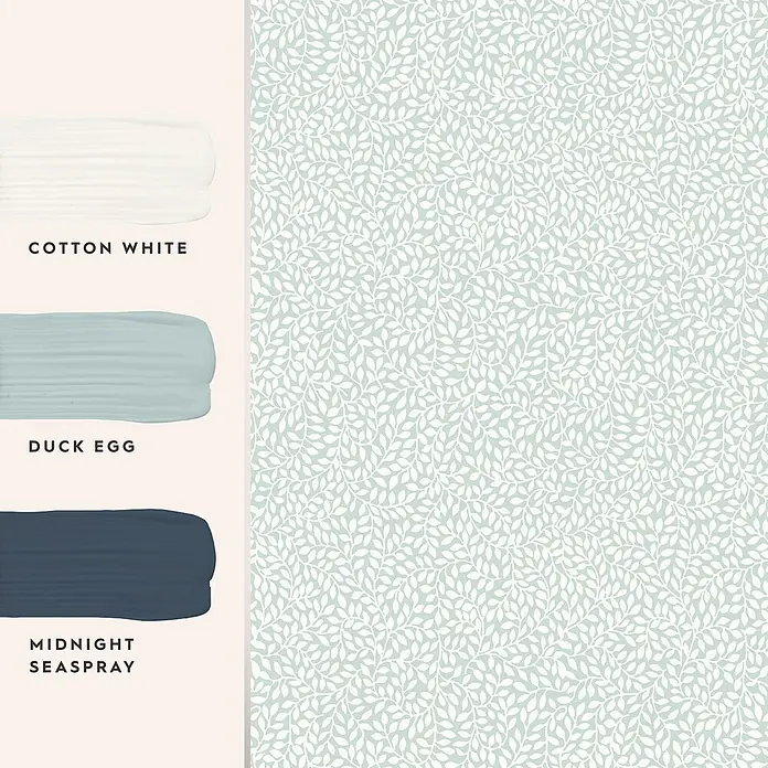 Laura Ashley Vliestapete Vliestapete Kleine Weinreben - Blau, Floral, 10 x 0,52 m - Farbmuster Cotton White, Duck Egg, Midnight Seaspray und weiße Blattmuster-Tapete auf hellem Türkis.